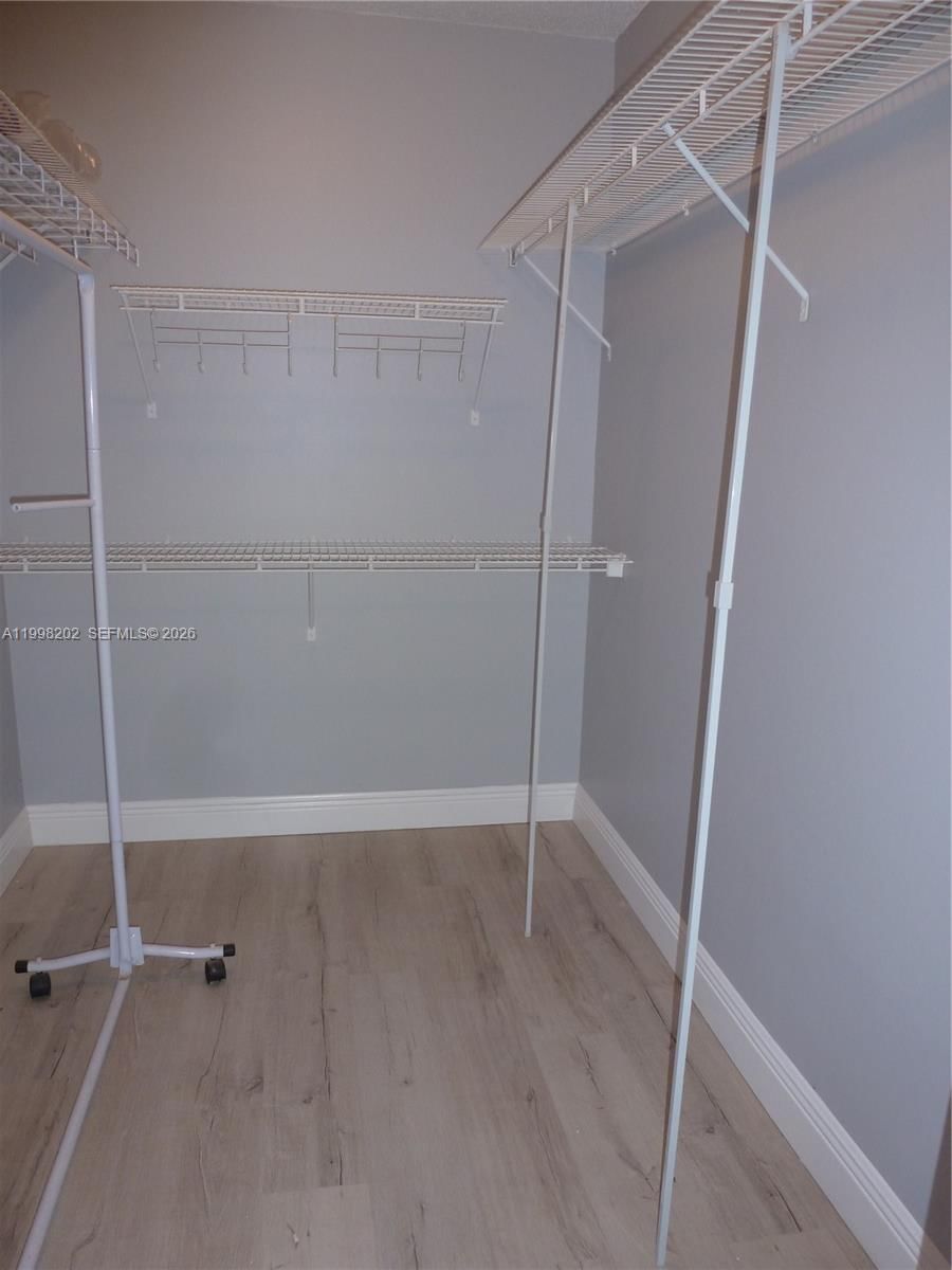 Real estate property located at 220 Lakeview Dr #301, Broward, Building Eight Of Racquet, Weston, FL