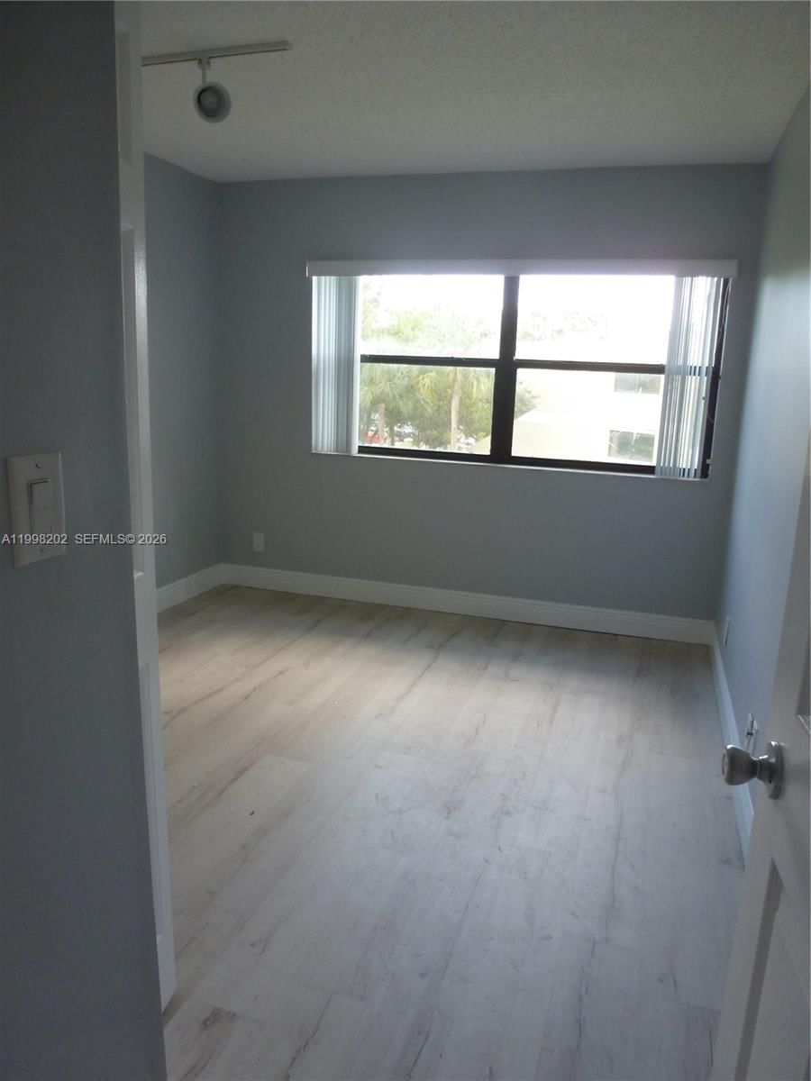 Real estate property located at 220 Lakeview Dr #301, Broward, Building Eight Of Racquet, Weston, FL