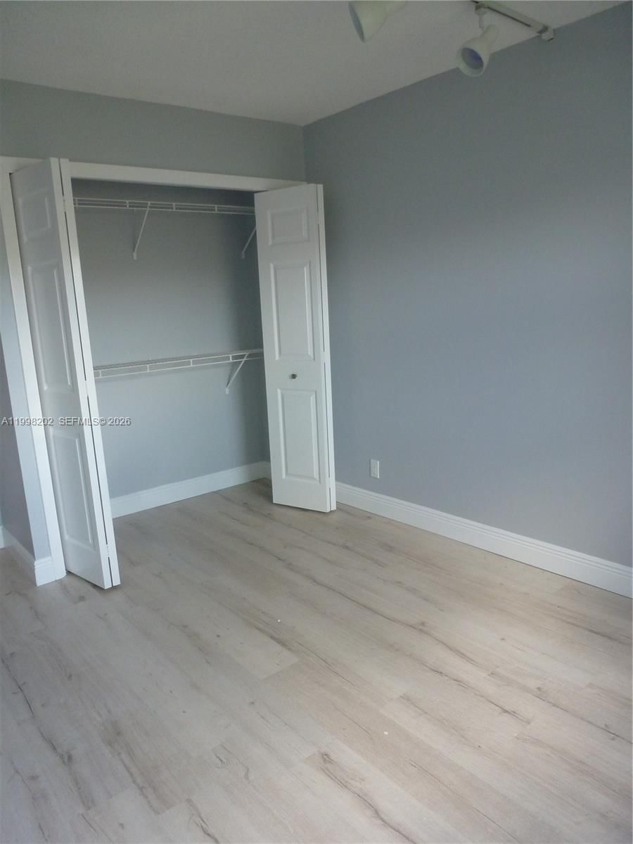 Real estate property located at 220 Lakeview Dr #301, Broward, Building Eight Of Racquet, Weston, FL