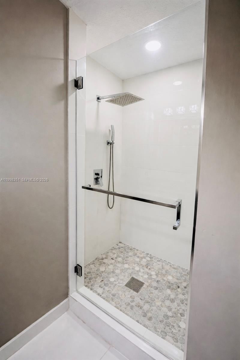 Real estate property located at 9069 193rd St, Miami-dade, Lakes On The Green North, Hialeah, FL