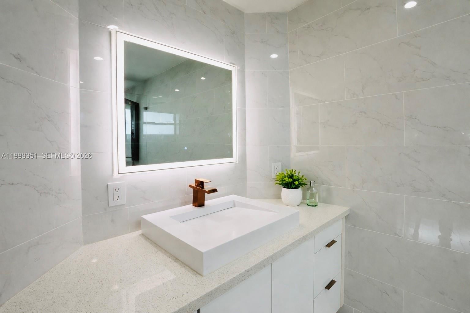 Real estate property located at 9069 193rd St, Miami-dade, Lakes On The Green North, Hialeah, FL