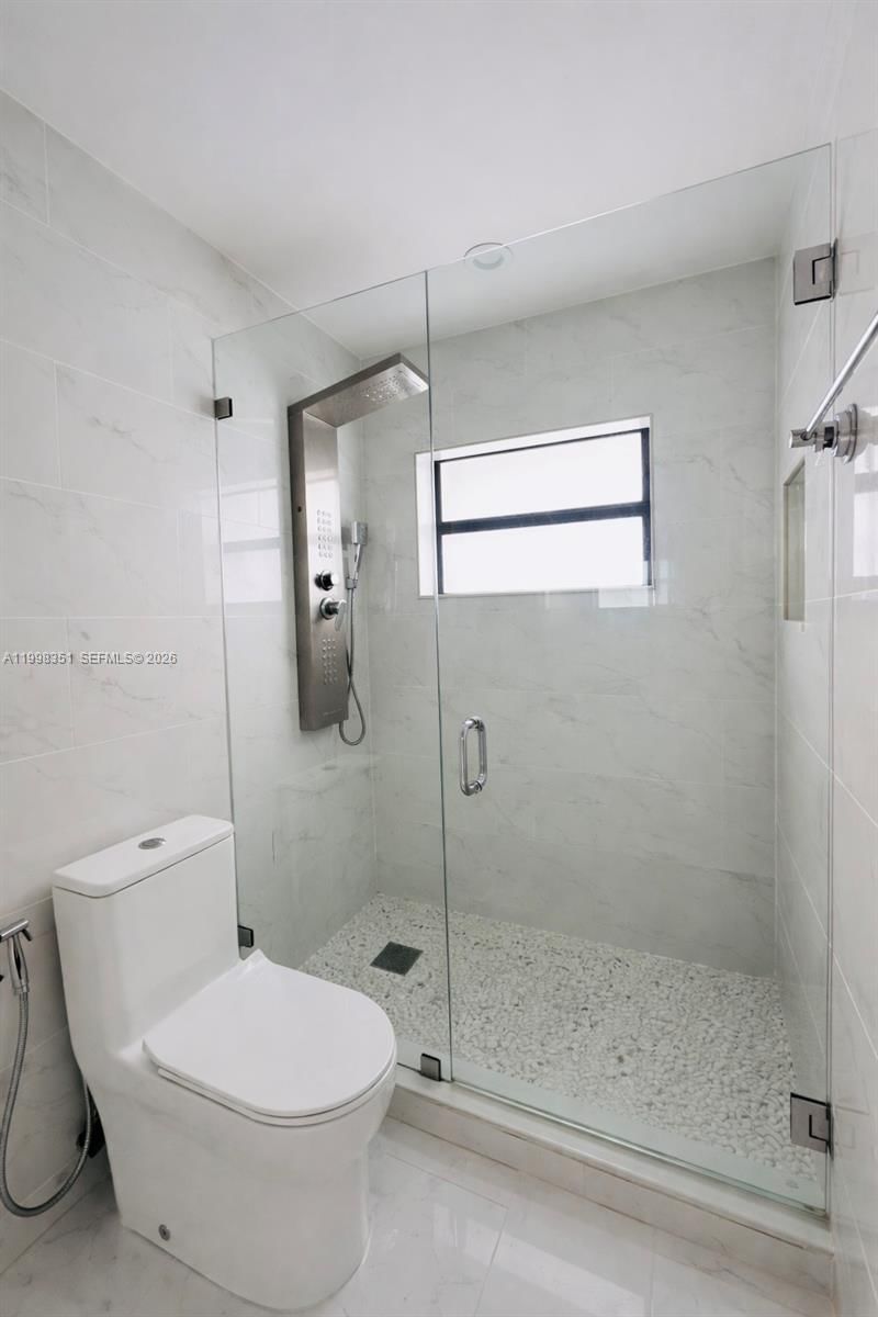 Real estate property located at 9069 193rd St, Miami-dade, Lakes On The Green North, Hialeah, FL