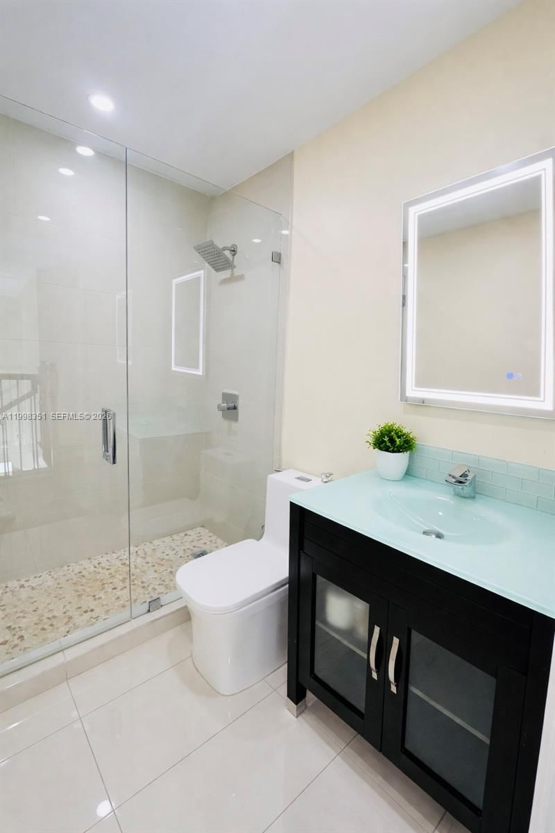 Real estate property located at 9069 193rd St, Miami-dade, Lakes On The Green North, Hialeah, FL