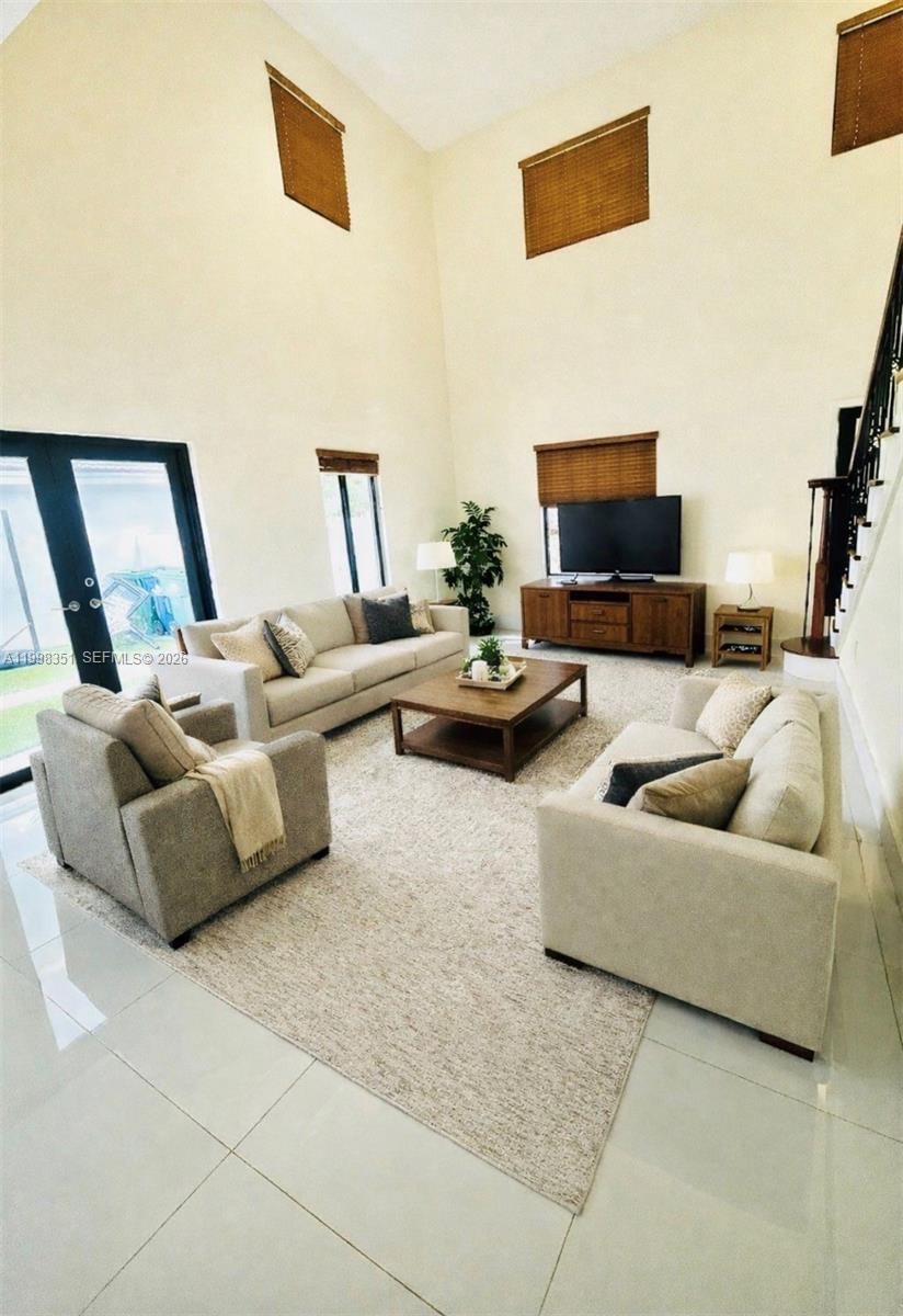 Real estate property located at 9069 193rd St, Miami-dade, Lakes On The Green North, Hialeah, FL