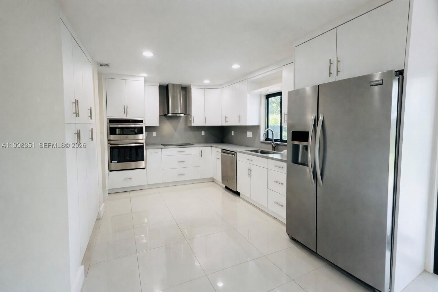 Real estate property located at 9069 193rd St, Miami-dade, Lakes On The Green North, Hialeah, FL