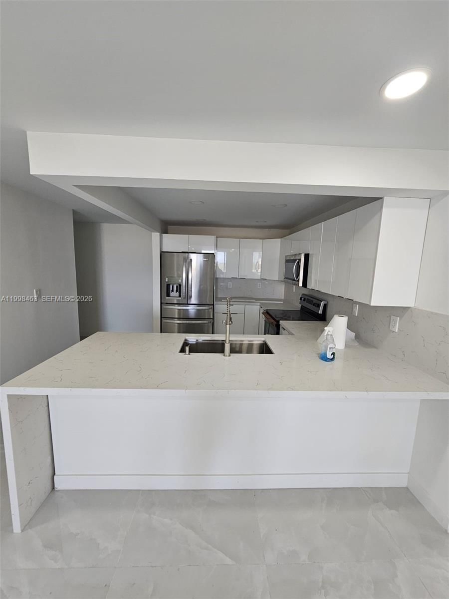 Real estate property located at 7125 Bay Dr #506, Miami-dade, Bay Plaza Condo, Miami Beach, FL
