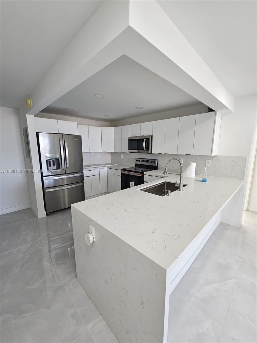 Real estate property located at 7125 Bay Dr #506, Miami-dade, Bay Plaza Condo, Miami Beach, FL