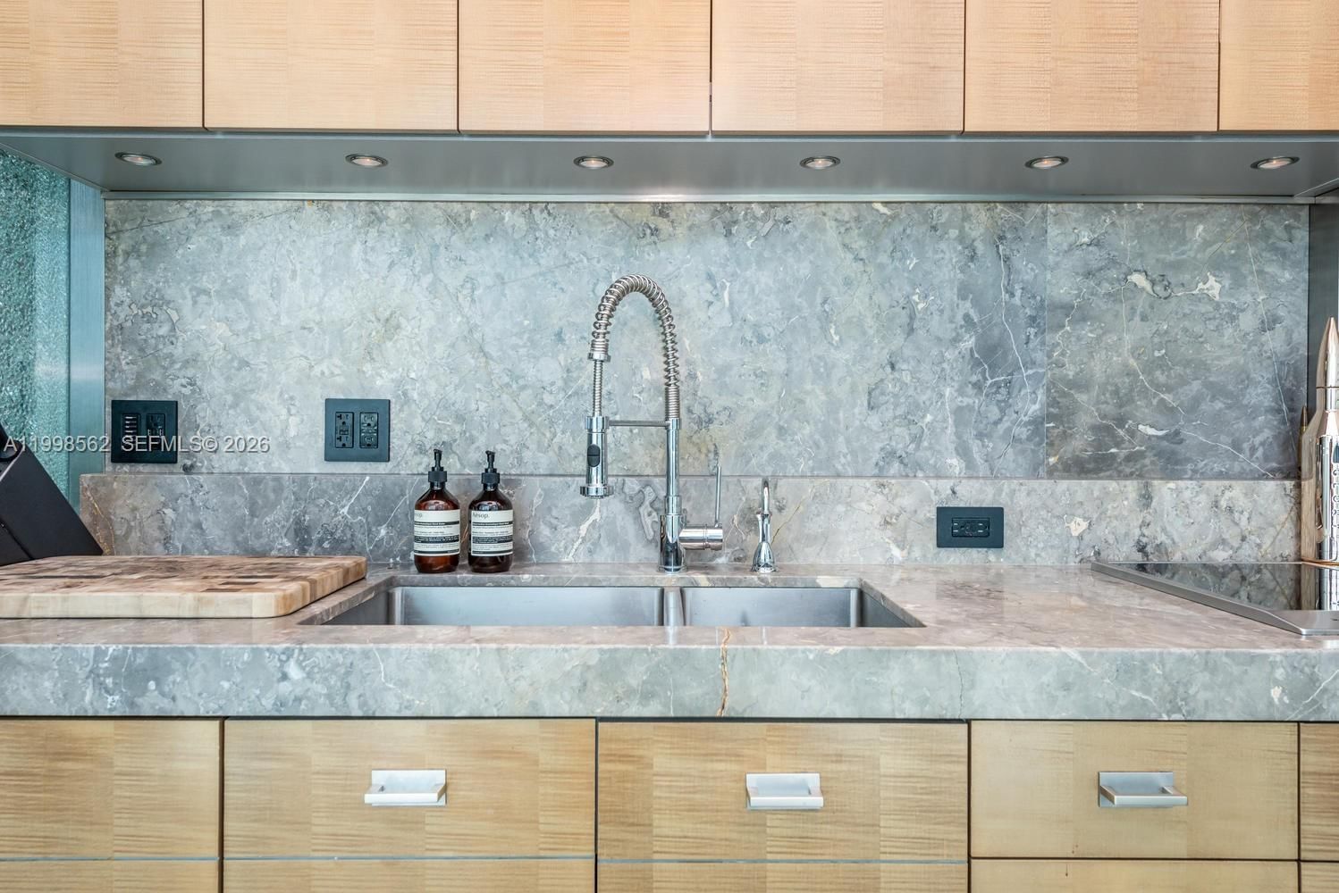 Real estate property located at 50 Pointe Dr #905, Miami-dade, Continuum On South Beach, Miami Beach, FL