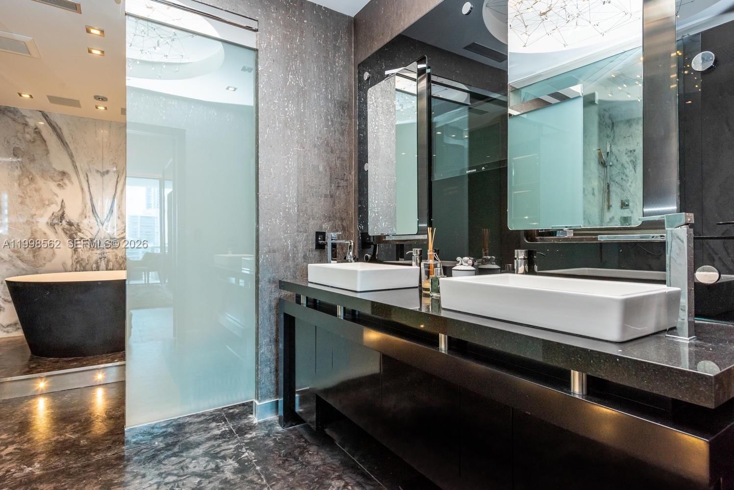 Real estate property located at 50 Pointe Dr #905, Miami-dade, Continuum On South Beach, Miami Beach, FL