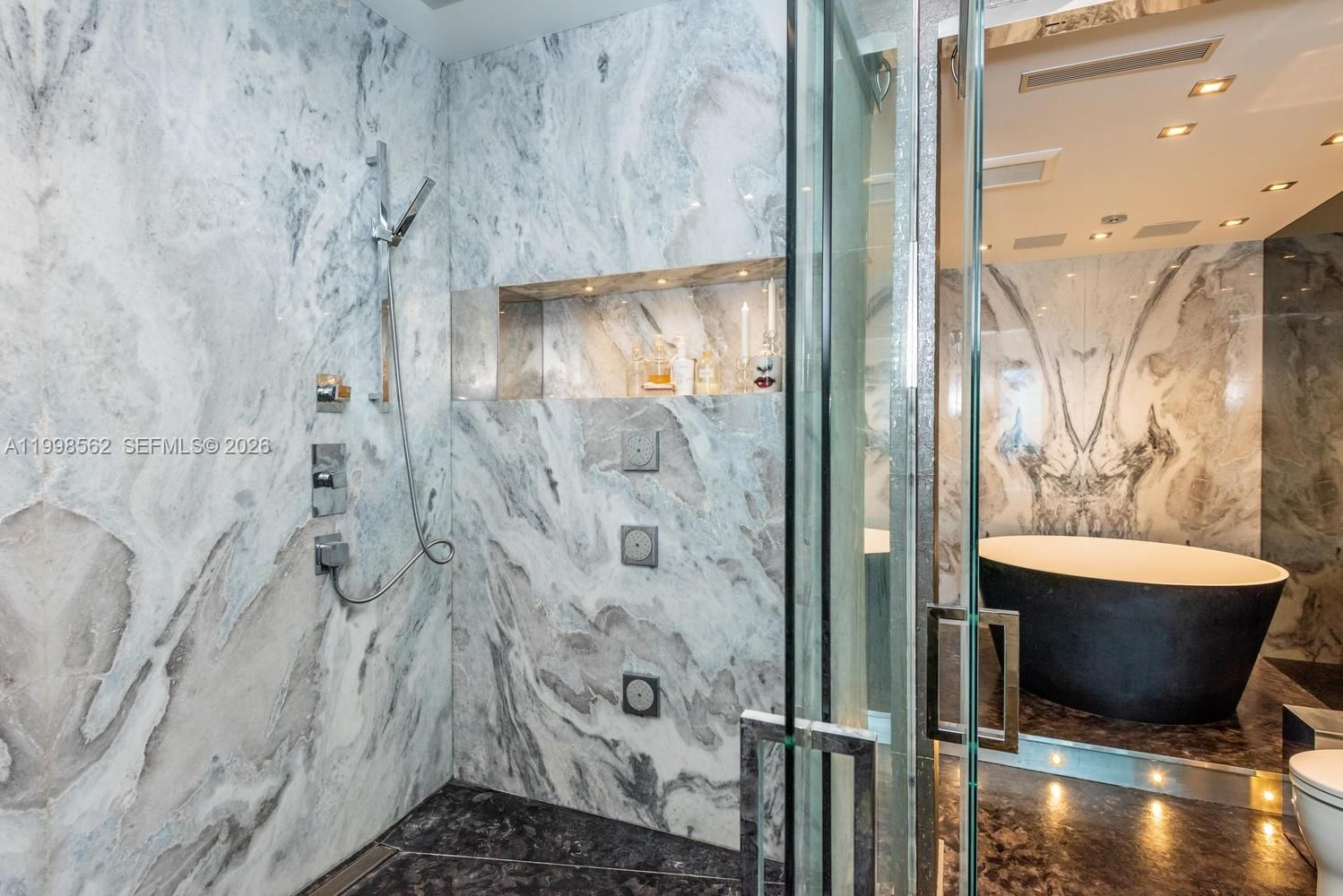 Real estate property located at 50 Pointe Dr #905, Miami-dade, Continuum On South Beach, Miami Beach, FL