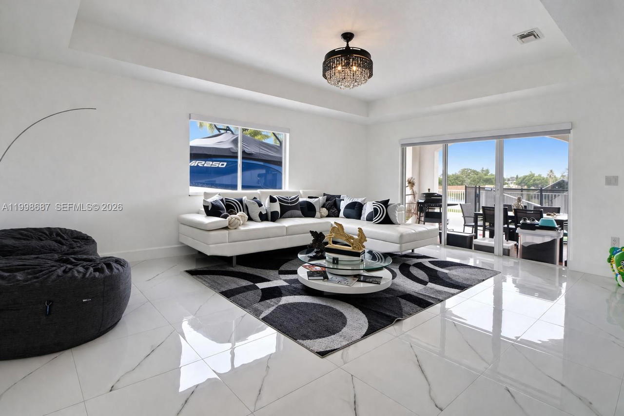 Real estate property located at 15045 38th Ter, Miami-dade, Kayla S Place, Miami, FL