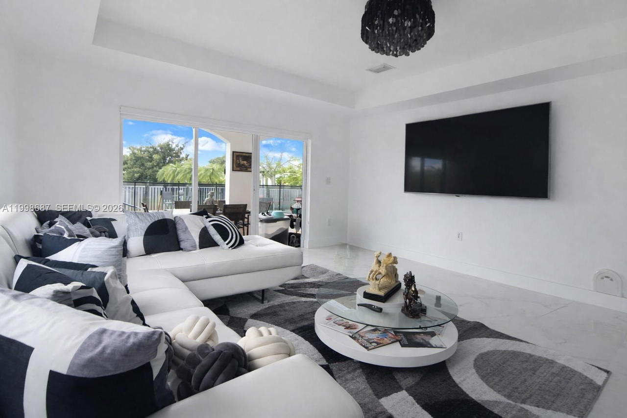 Real estate property located at 15045 38th Ter, Miami-dade, Kayla S Place, Miami, FL