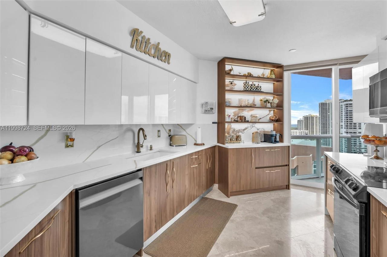 Real estate property located at 3370 Hidden Bay Dr #2407, Miami-dade, 100 Hidden Bay Condo, Aventura, FL