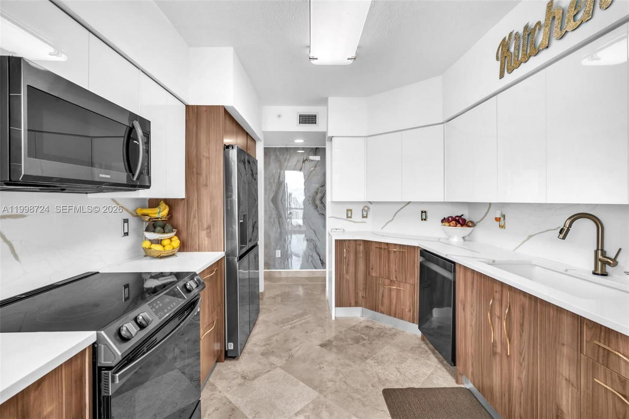 Real estate property located at 3370 Hidden Bay Dr #2407, Miami-dade, 100 Hidden Bay Condo, Aventura, FL