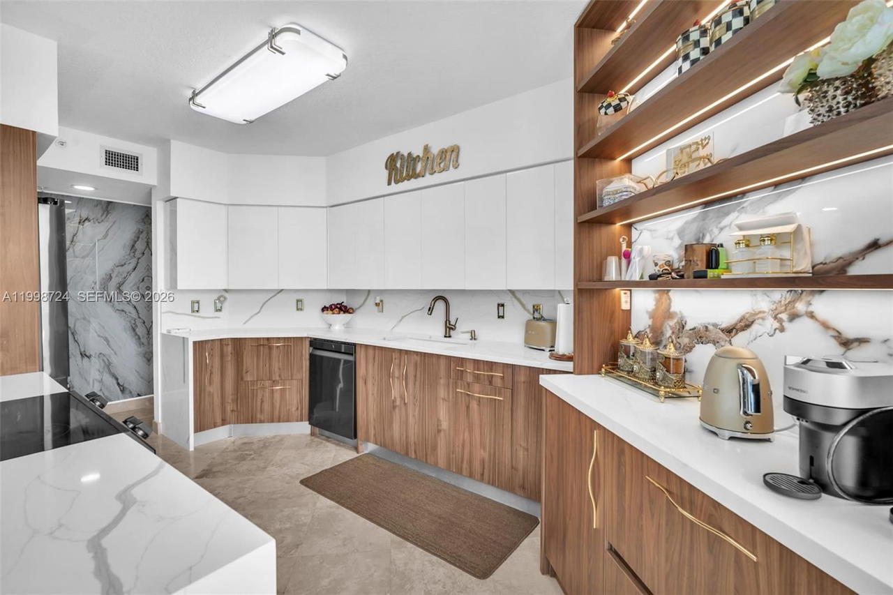 Real estate property located at 3370 Hidden Bay Dr #2407, Miami-dade, 100 Hidden Bay Condo, Aventura, FL