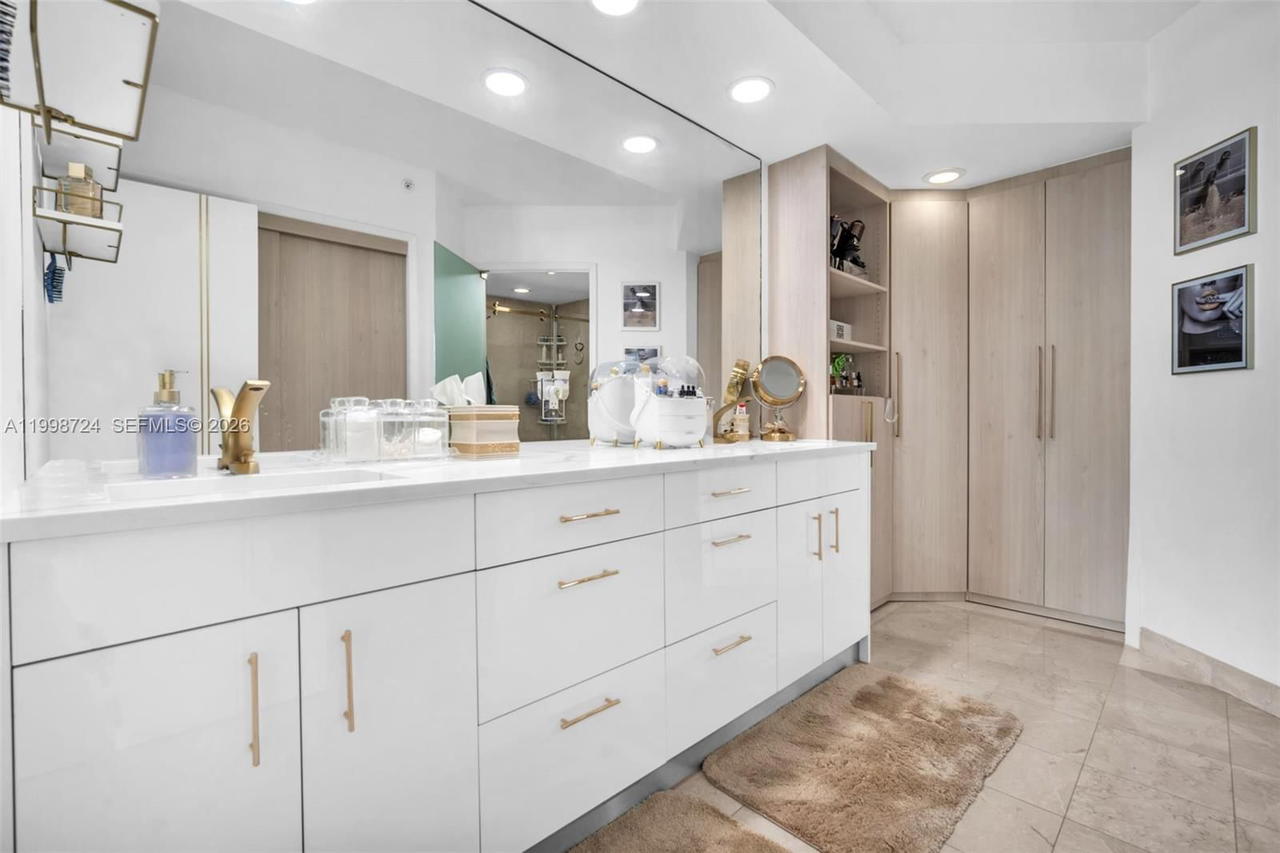 Real estate property located at 3370 Hidden Bay Dr #2407, Miami-dade, 100 Hidden Bay Condo, Aventura, FL