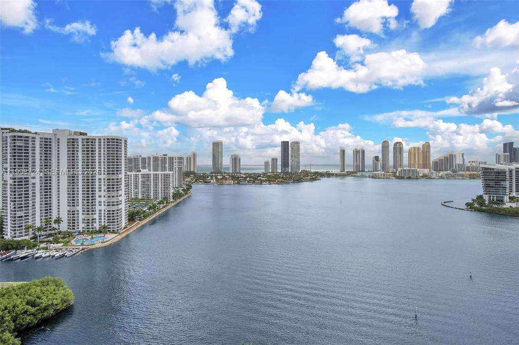 Real estate property located at 3370 Hidden Bay Dr #2407, Miami-dade, 100 Hidden Bay Condo, Aventura, FL