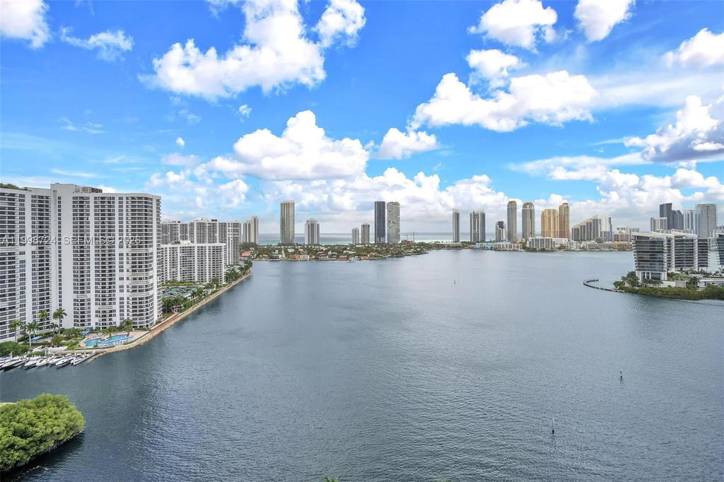 Real estate property located at 3370 Hidden Bay Dr #2407, Miami-dade, 100 Hidden Bay Condo, Aventura, FL