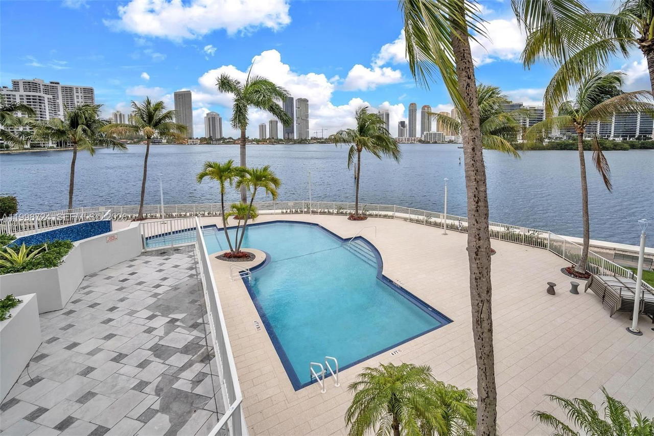 Real estate property located at 3370 Hidden Bay Dr #2407, Miami-dade, 100 Hidden Bay Condo, Aventura, FL