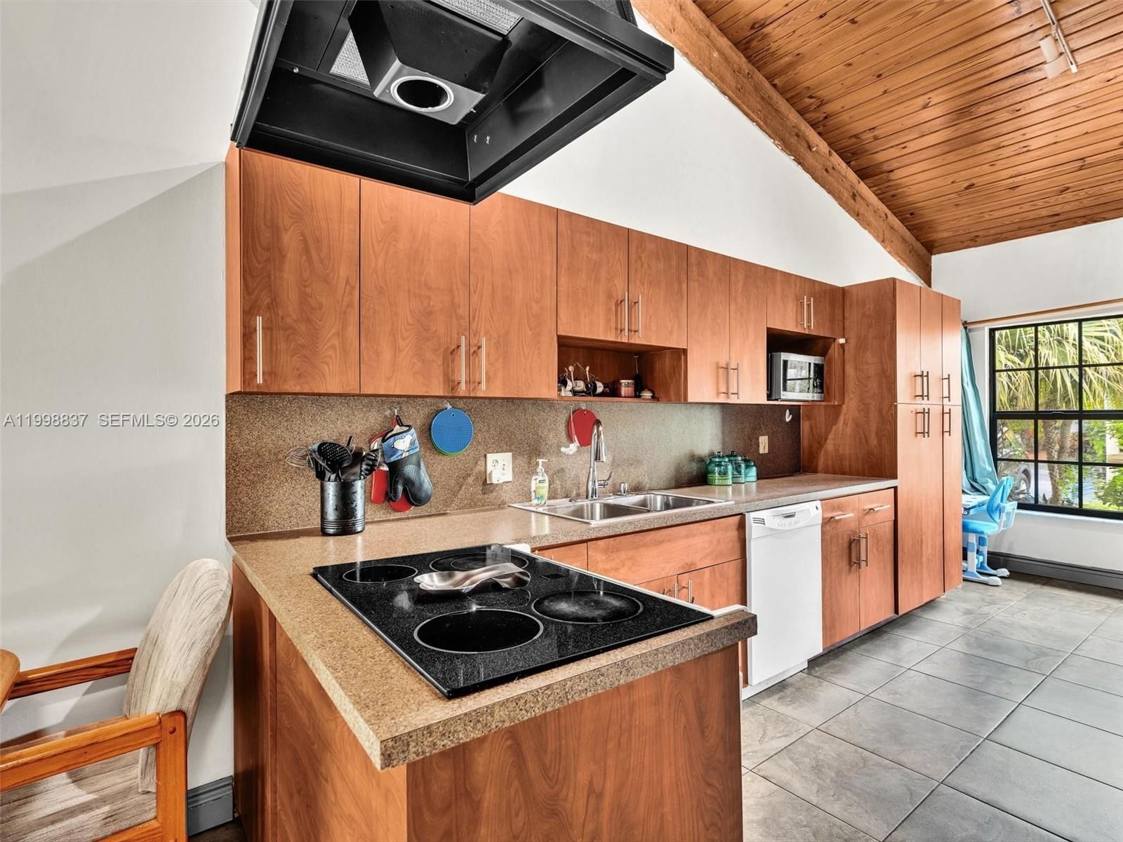 Real estate property located at 13406 102nd Ln, Miami-dade, Cindis Place Sec 1, Miami, FL