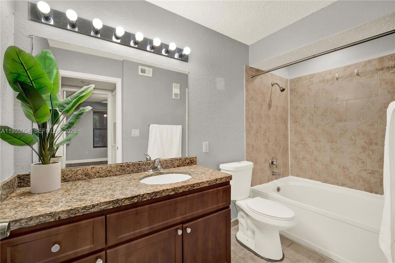 Real estate property located at 15570 105th Ln #1717, Miami-dade, Vista Lago At The Hammock, Miami, FL