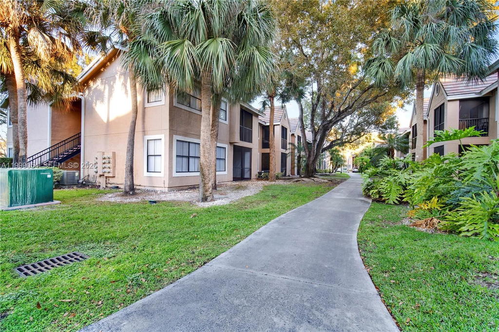 Real estate property located at 15570 105th Ln #1717, Miami-dade, Vista Lago At The Hammock, Miami, FL