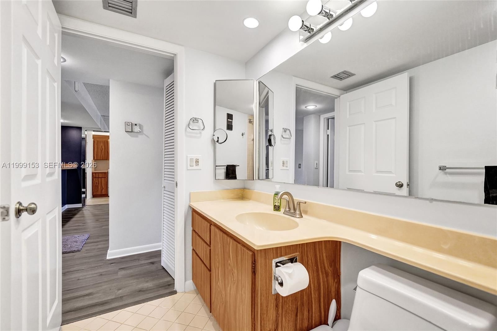 Real estate property located at 1526 Whitehall Dr #206, Broward, Condo 13 Of Whitehall Con, Davie, FL