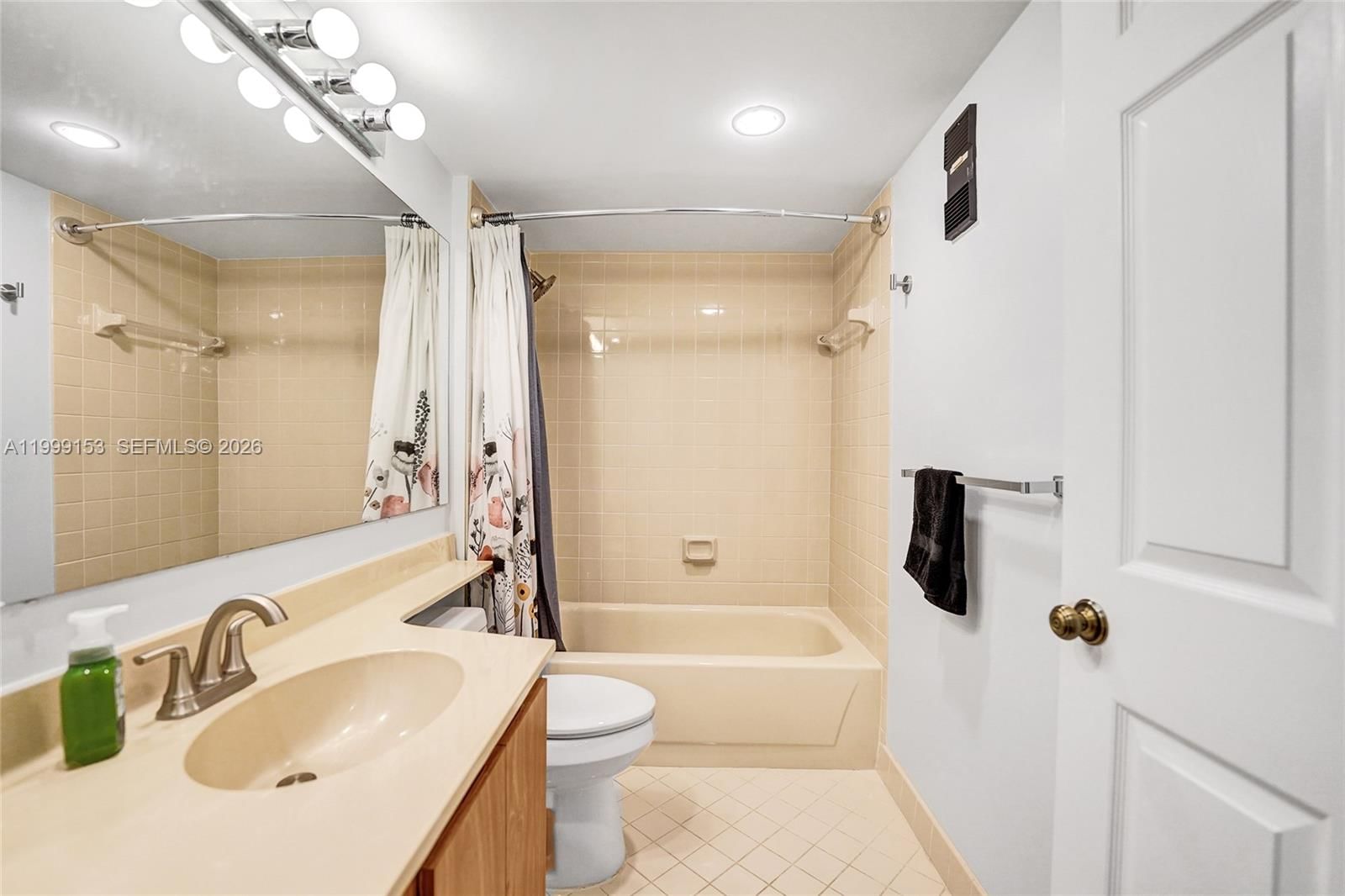 Real estate property located at 1526 Whitehall Dr #206, Broward, Condo 13 Of Whitehall Con, Davie, FL