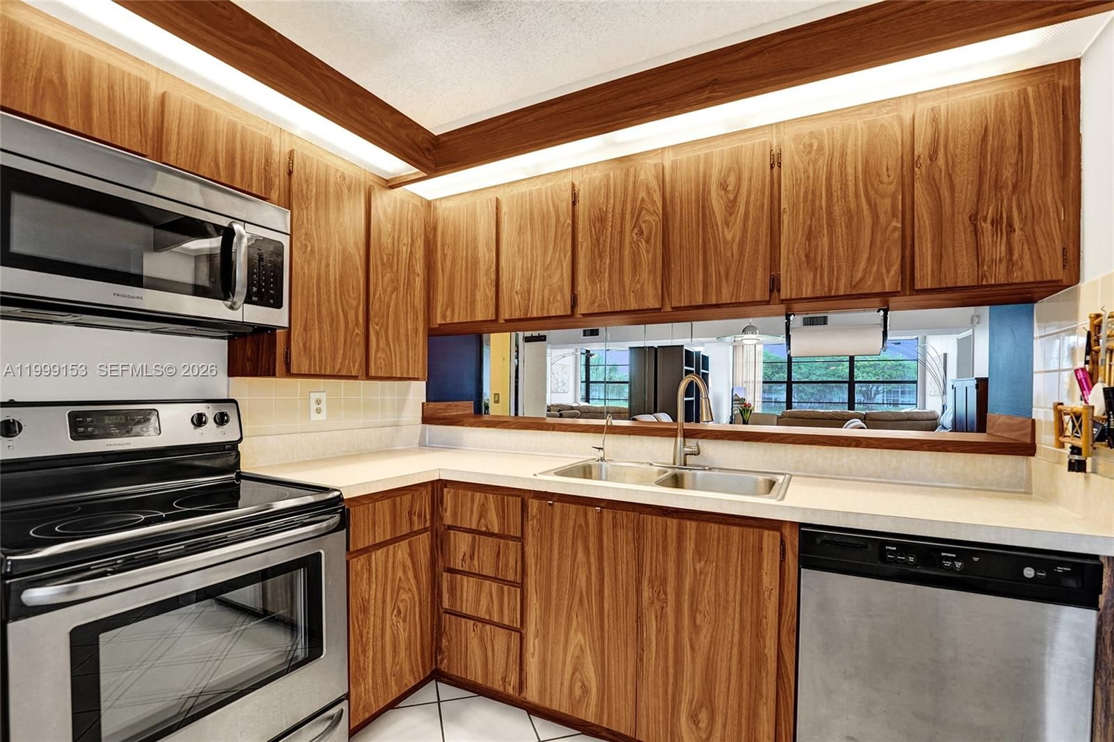 Real estate property located at 1526 Whitehall Dr #206, Broward, Condo 13 Of Whitehall Con, Davie, FL