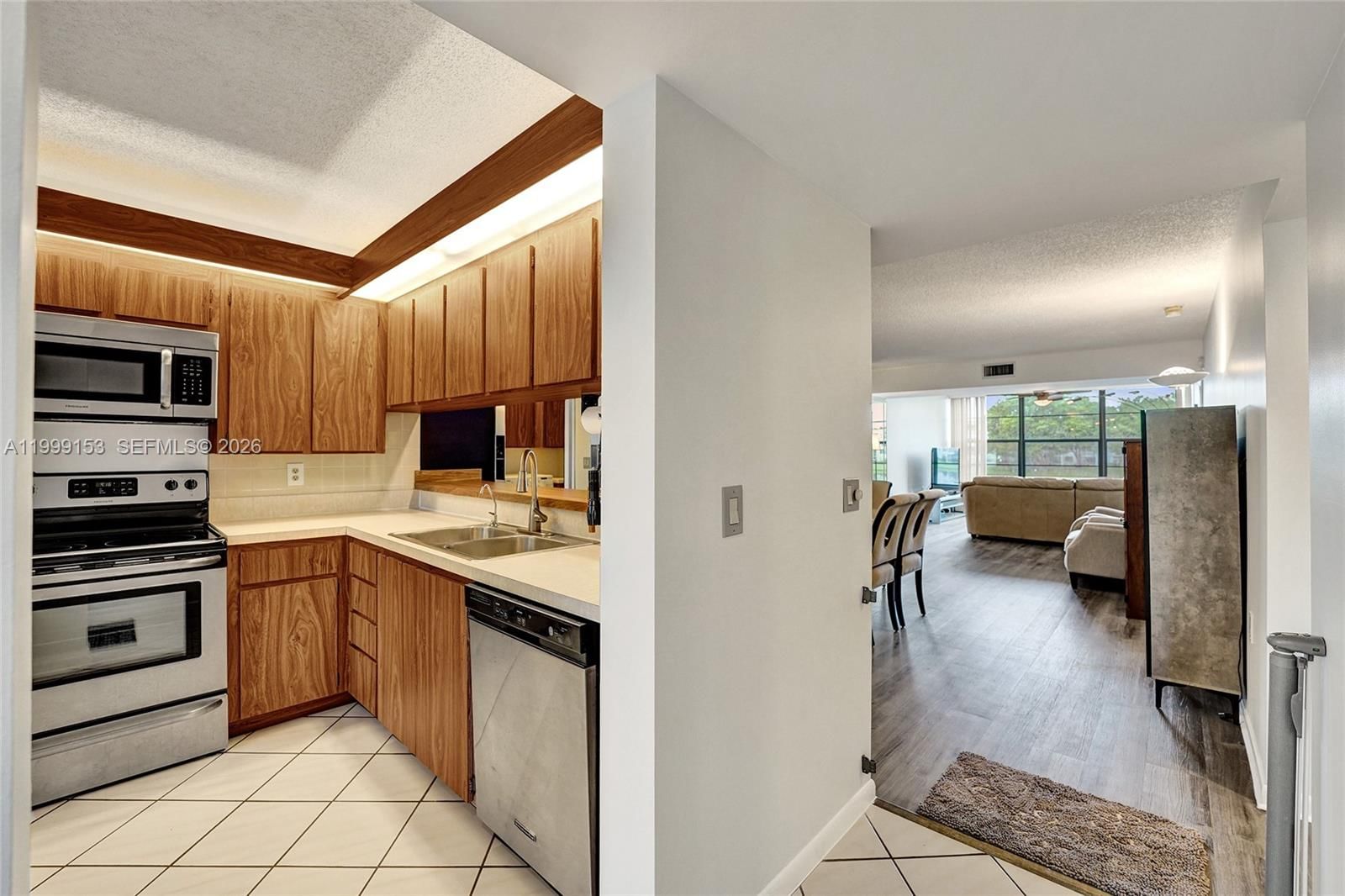 Real estate property located at 1526 Whitehall Dr #206, Broward, Condo 13 Of Whitehall Con, Davie, FL