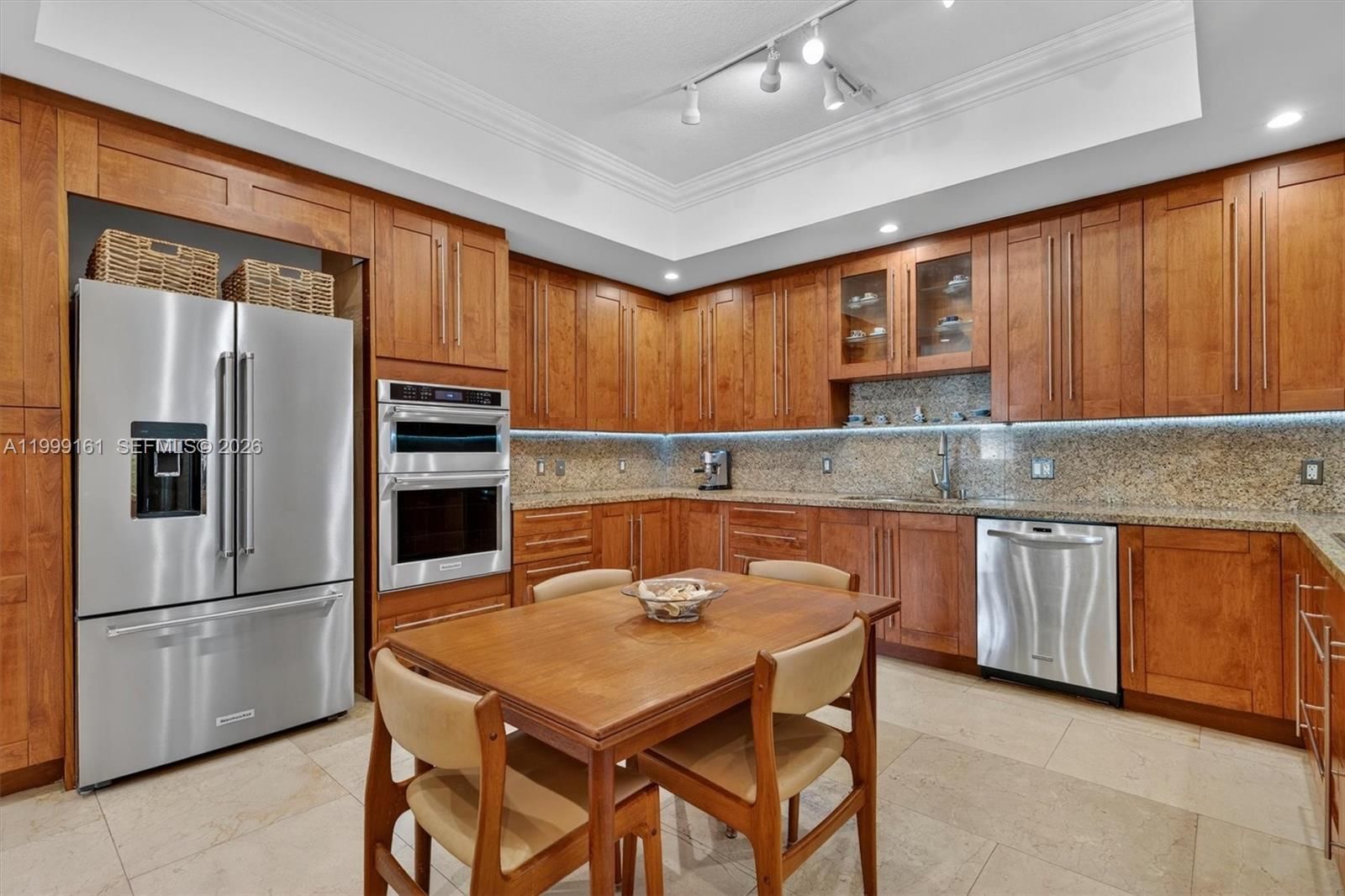 Real estate property located at 650 Valencia Ave #302, Miami-dade, Valencia Grande Condo, Coral Gables, FL