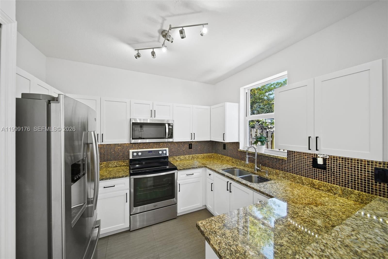 Real estate property located at 11613 78th St, Miami-dade, Doral Isles North Sec Two, Doral, FL