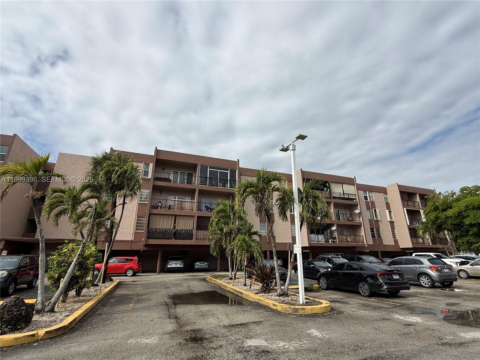 Real estate property located at 1900 68th St B203, Miami-dade, Los Arboles Condo, Hialeah, FL