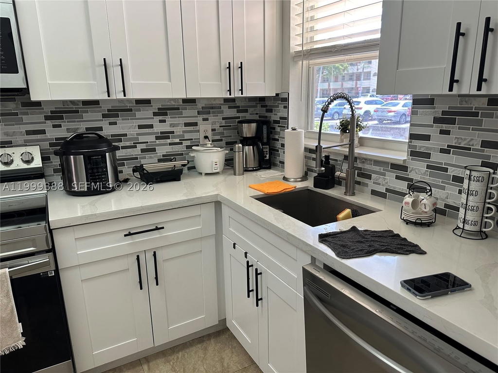 Real estate property located at 8021 Sunrise Lakes Dr #101, Broward, Sunrise Lakes 32 Condo, Sunrise, FL