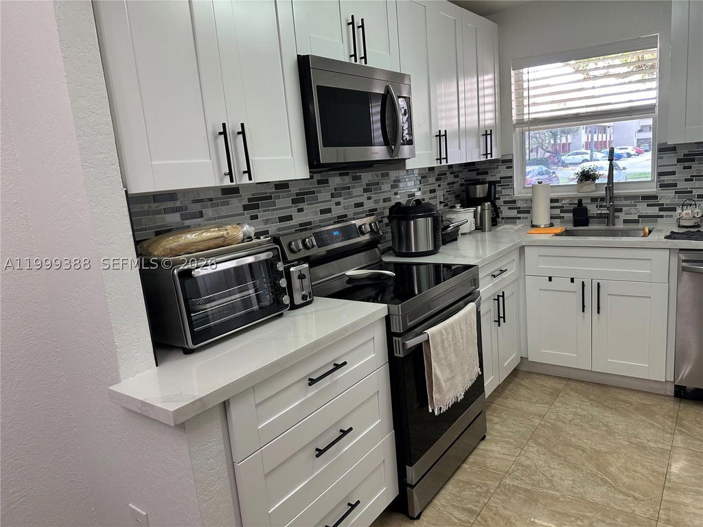 Real estate property located at 8021 Sunrise Lakes Dr #101, Broward, Sunrise Lakes 32 Condo, Sunrise, FL