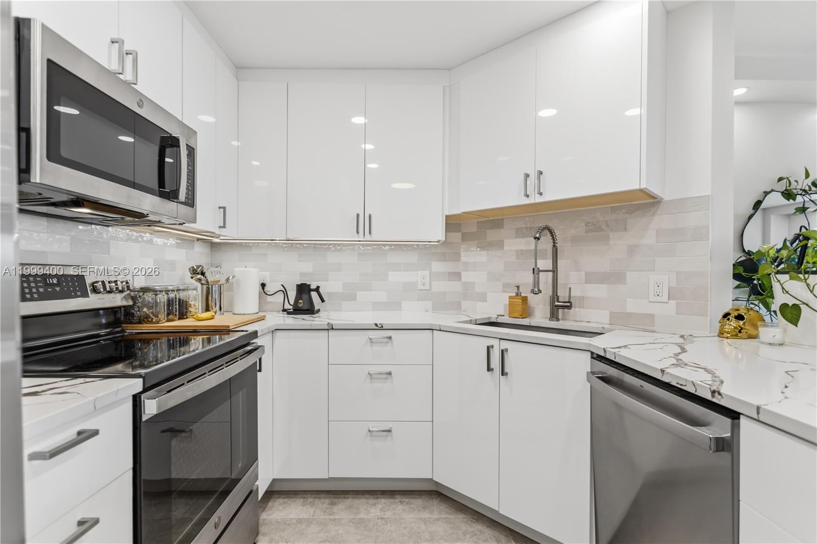 Real estate property located at 340 Sunset Dr #407, Broward, Essex Tower Condo, Fort Lauderdale, FL