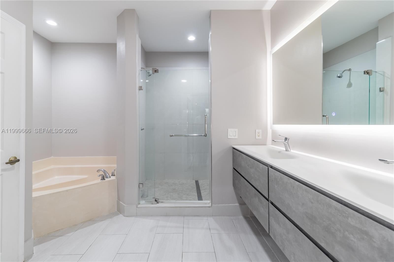 Real estate property located at 1611 Passion Vine Cir #12-2, Broward, Mariposa Pointe At Weston, Weston, FL