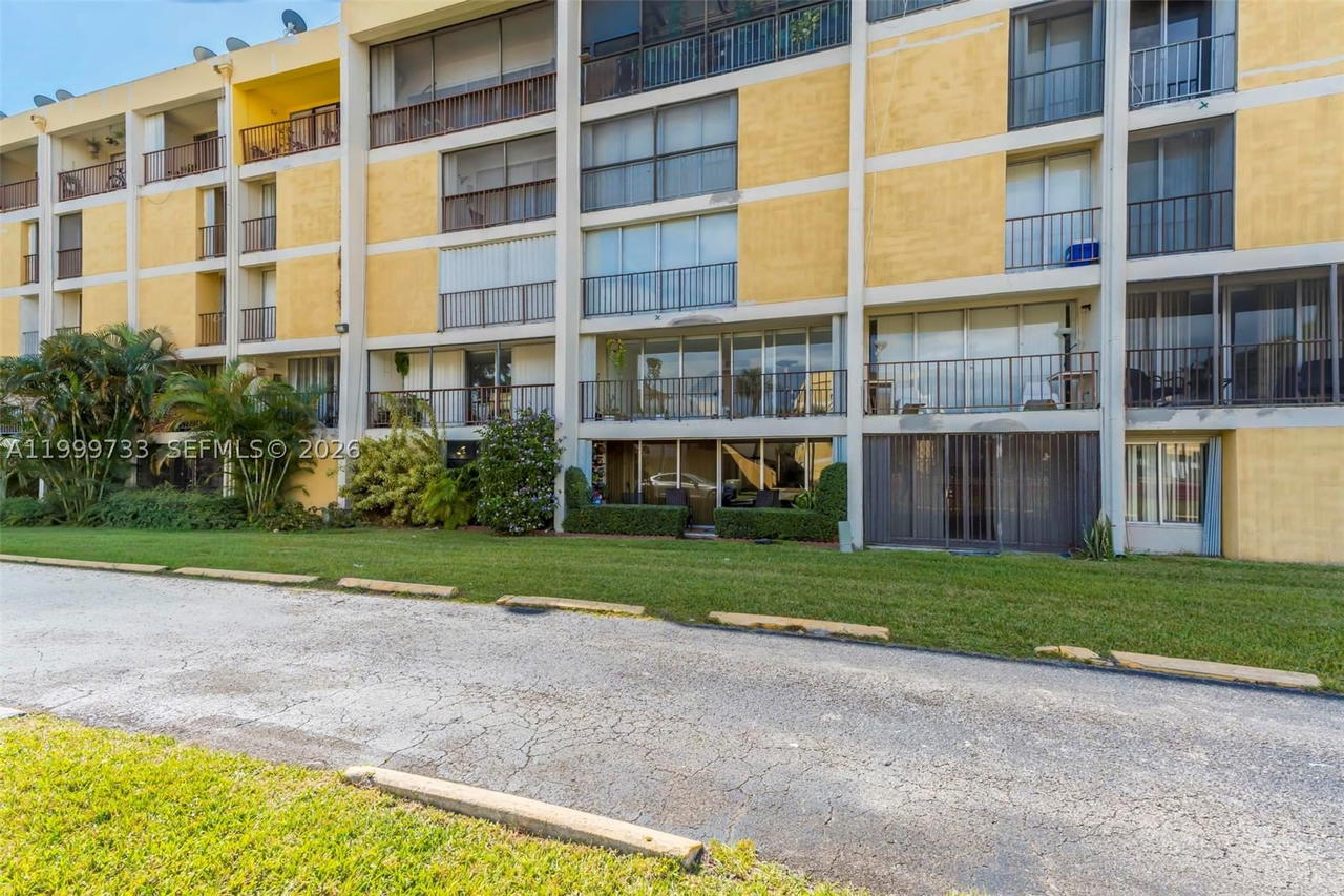 Real estate property located at 9210 Fontainebleau Blvd #104, Miami-dade, Parkview Condo No 1, Miami, FL