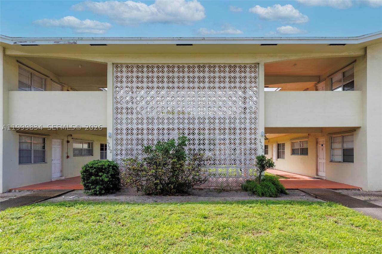 Real estate property located at 1722 Mayo St #103, Broward, Royal Terrace Condominium, Hollywood, FL