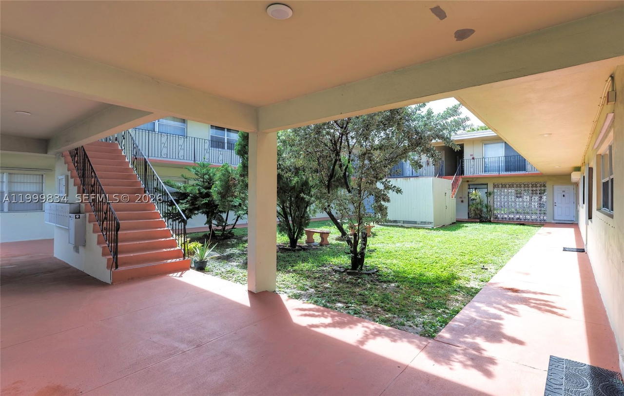 Real estate property located at 1722 Mayo St #103, Broward, Royal Terrace Condominium, Hollywood, FL