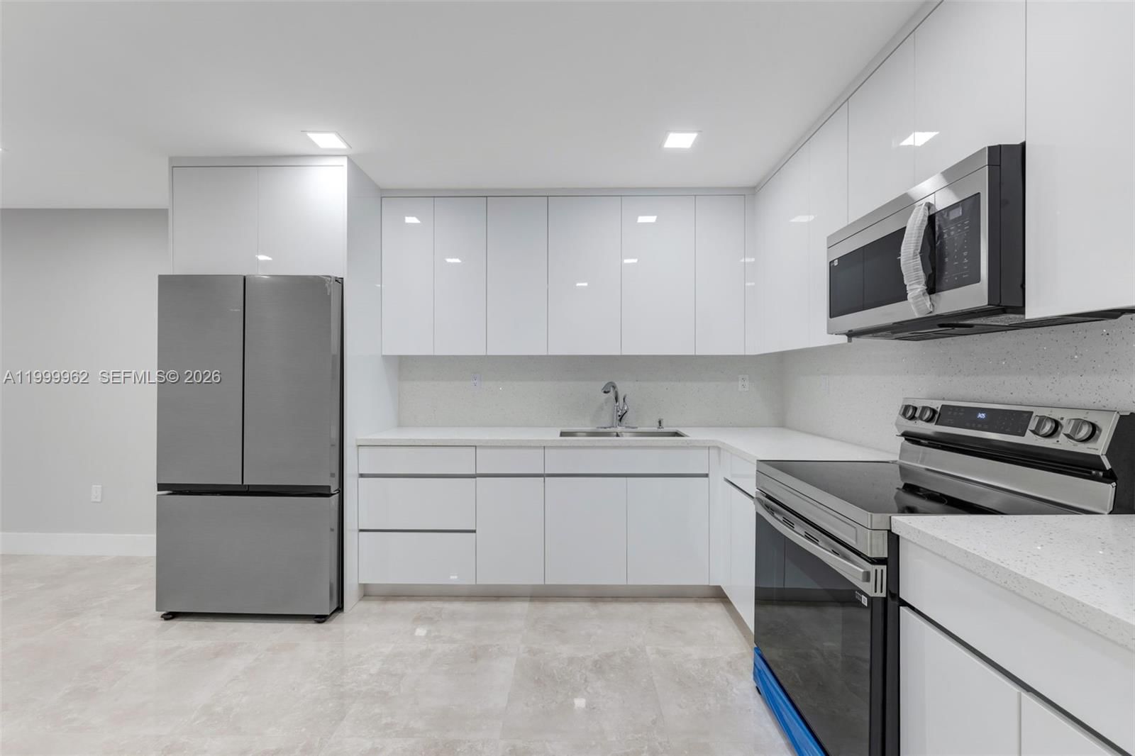 Real estate property located at 15685 82nd Cir Ln #28, Miami-dade, View West Condo Ph I, Miami, FL