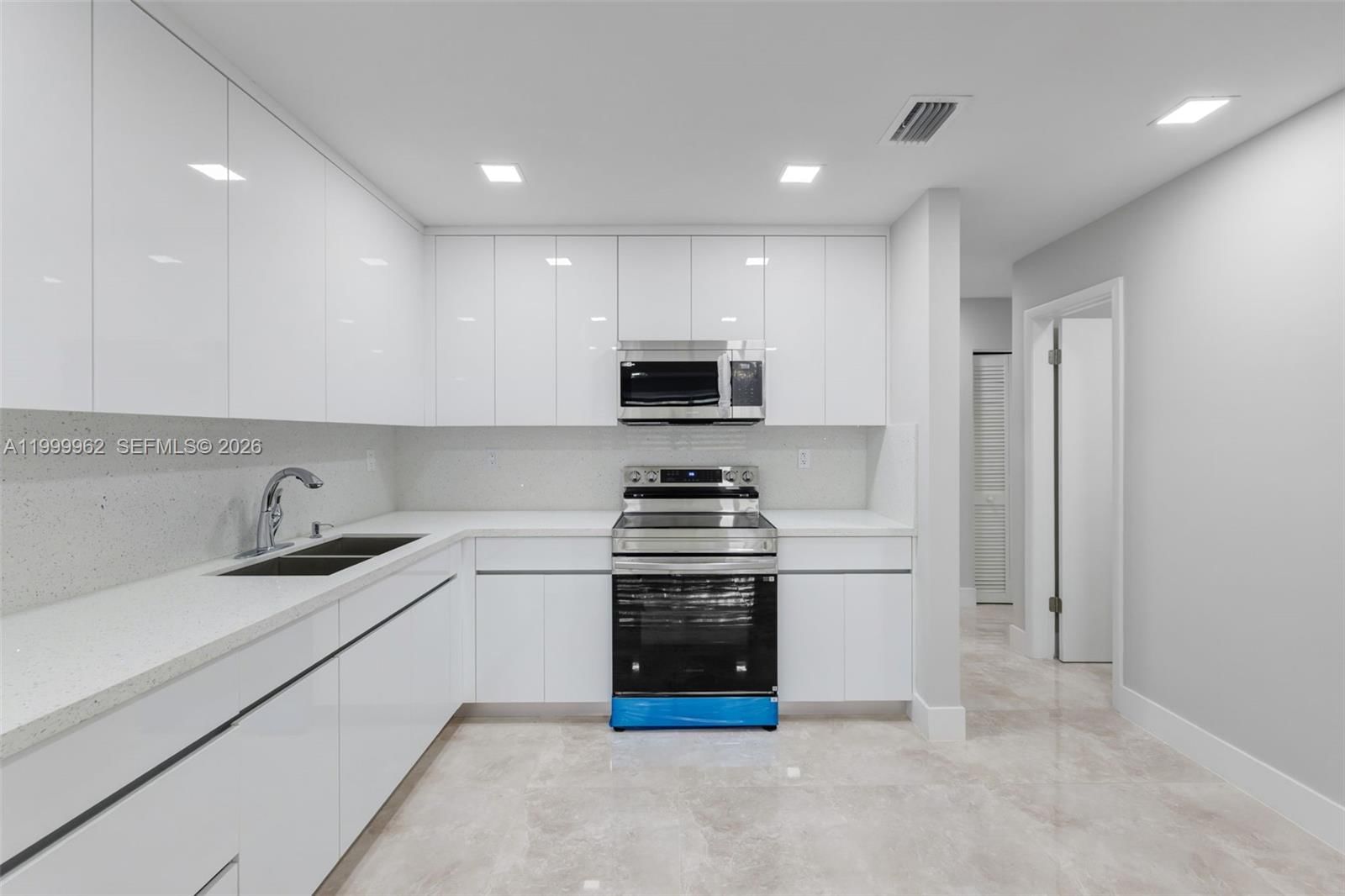 Real estate property located at 15685 82nd Cir Ln #28, Miami-dade, View West Condo Ph I, Miami, FL