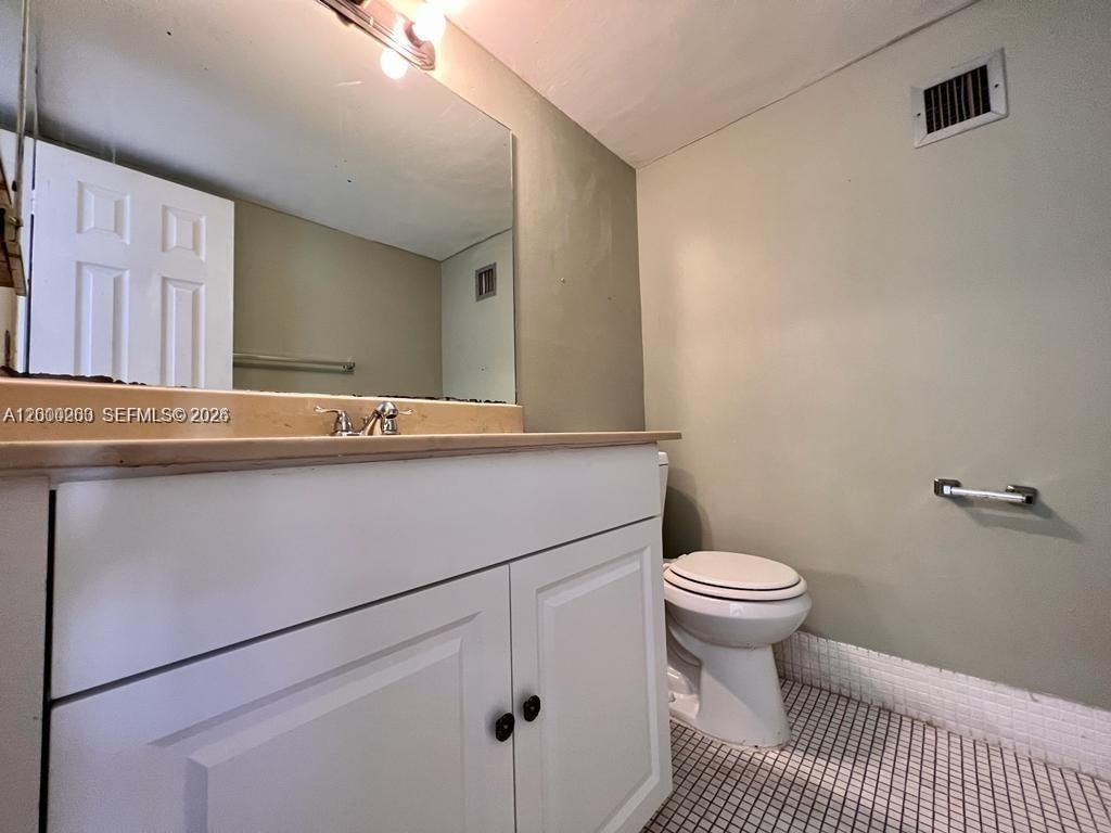 Real estate property located at 3300 Spanish Moss Ter #206, Broward, Garden Lakes Of Inverrary, Lauderhill, FL