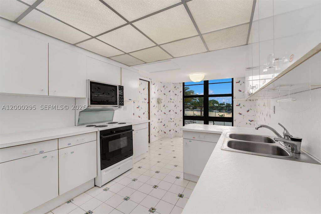 Real estate property located at 5500 Collins Ave #304, Miami-dade, Towerhouse Condo, Miami Beach, FL