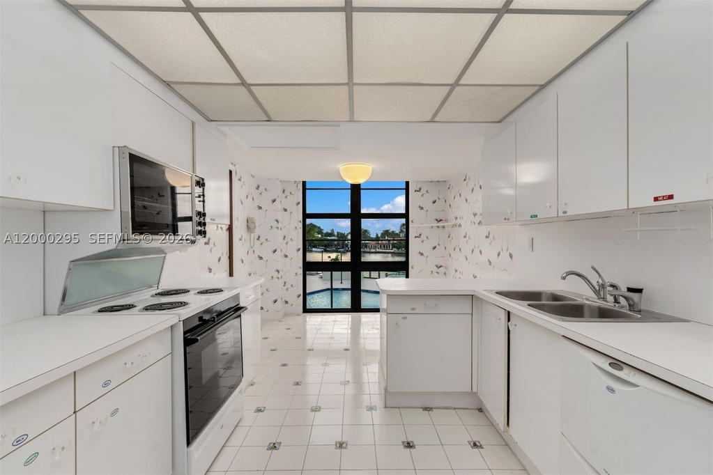 Real estate property located at 5500 Collins Ave #304, Miami-dade, Towerhouse Condo, Miami Beach, FL