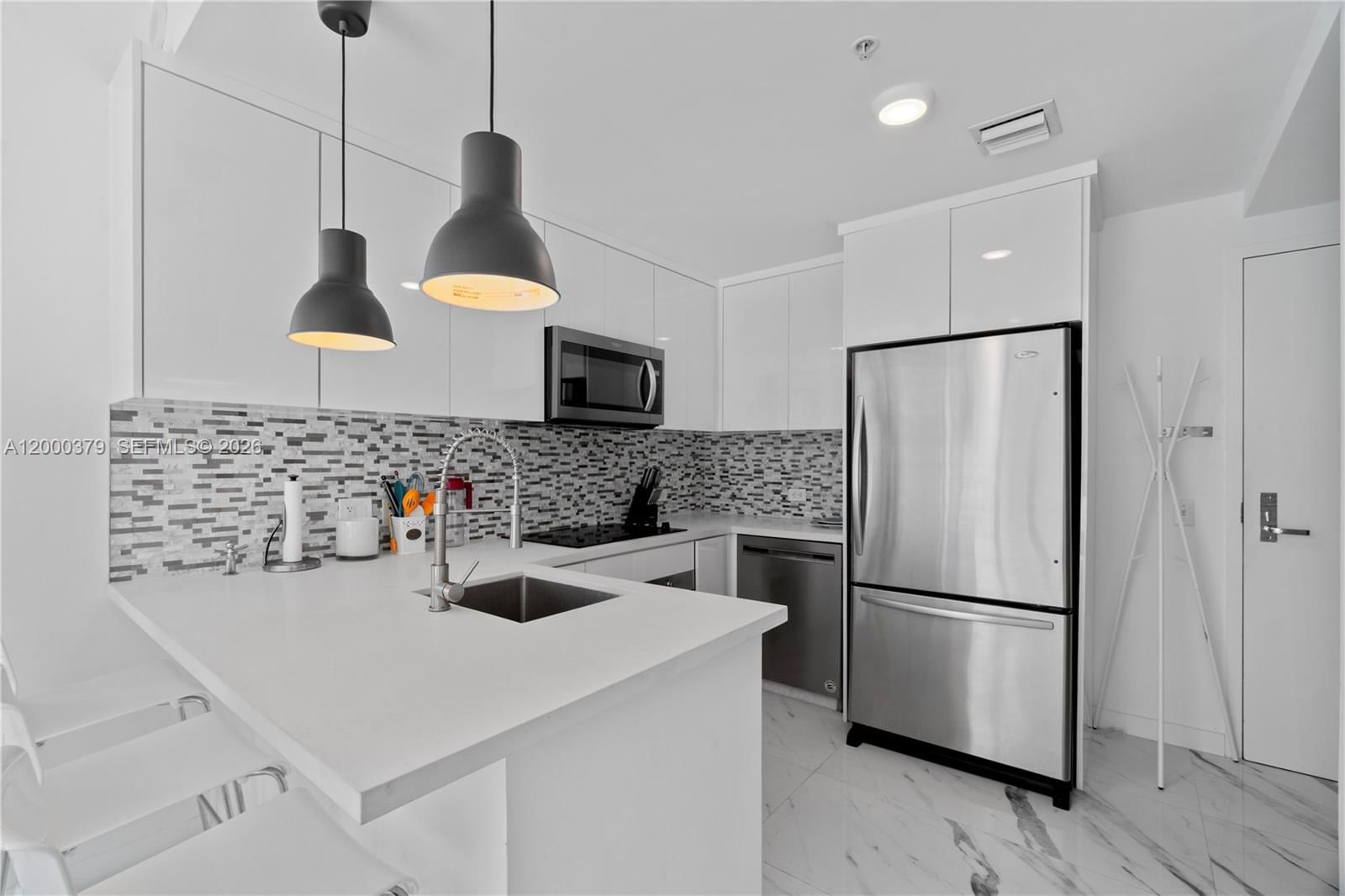 Real estate property located at 300 Biscayne Blvd T-1411, Miami-dade, Met 1 Condo, Miami, FL