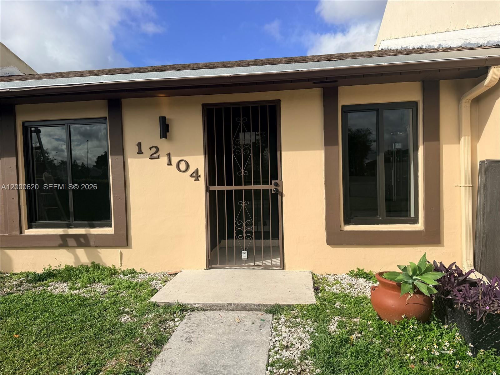 Real estate property located at 12104 110th St Cir S, Miami-dade, Devon-aire Villas Sec 3, Miami, FL