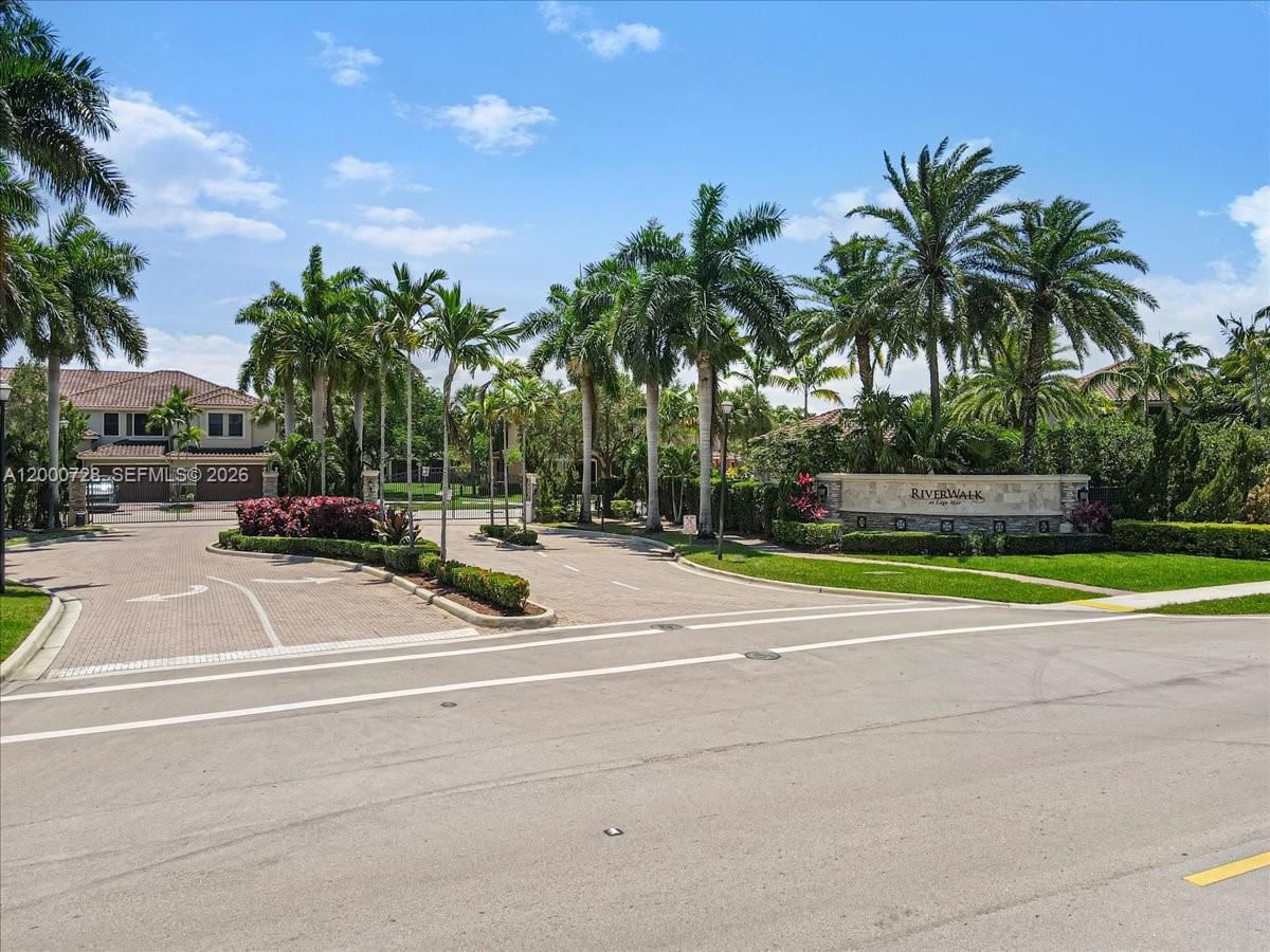 Real estate property located at 110 Riverwalk Cir E, Broward, Sunburst Properties Devel, Plantation, FL