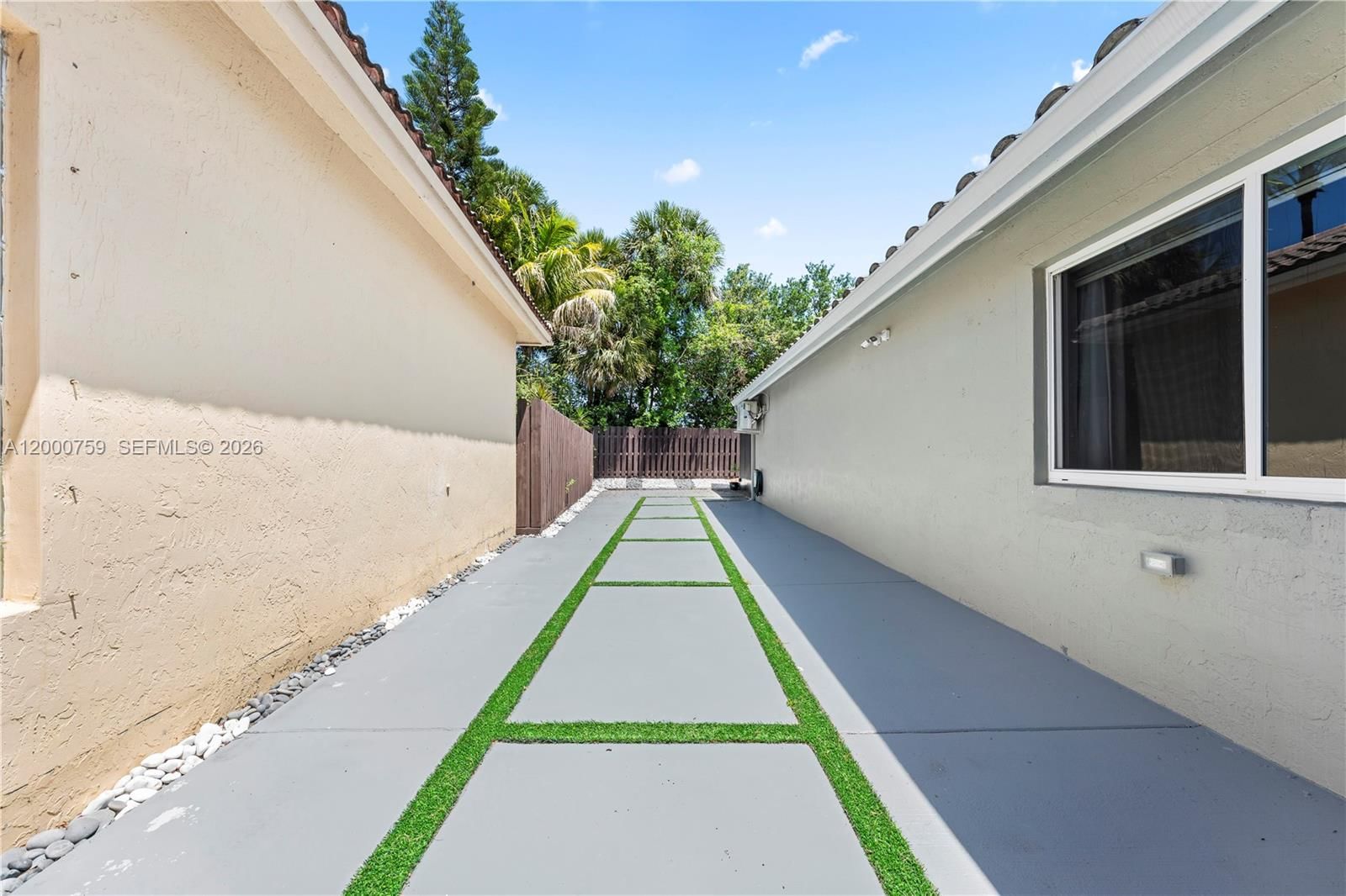 Real estate property located at 1077 170th Ave, Broward, Lakes Of Western Pines Re, Pembroke Pines, FL