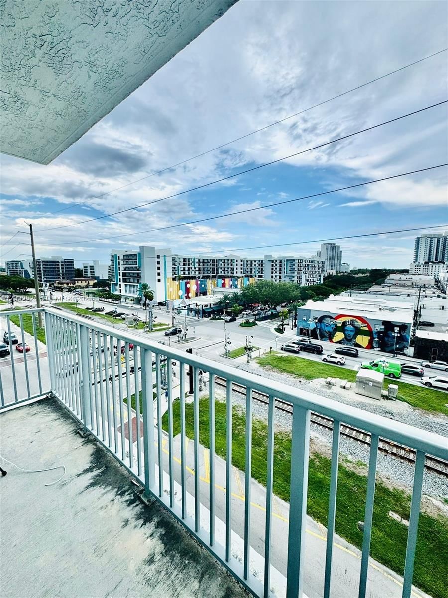 Real estate property located at 140 Dixie Hwy #513, Broward, Hollywood Station Res Con, Hollywood, FL